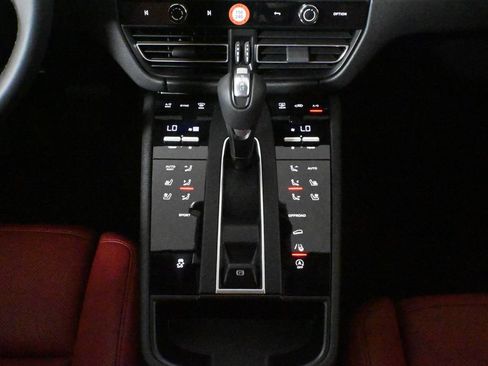 Used 2026 Porsche Macan AWD/4WD image 23