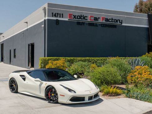 Used 2018 Ferrari 488 GTB RWD image 1