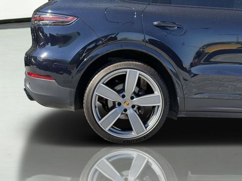 Used 2023 Porsche Cayenne Platinum Edition image 18