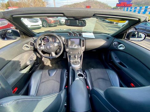 Used 2016 Nissan 370Z Touring RWD image 15