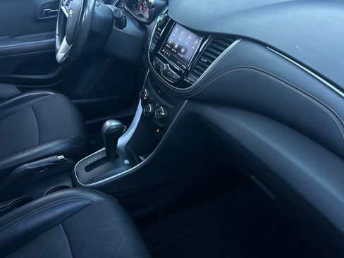 Used 2020 Chevrolet Trax LT w/ LT Convenience Package image 17