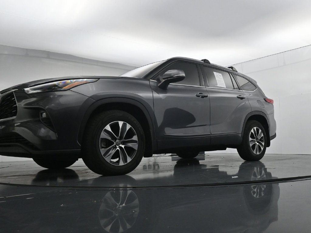 Used 2022 Toyota Highlander XLE AWD/4WD image 20