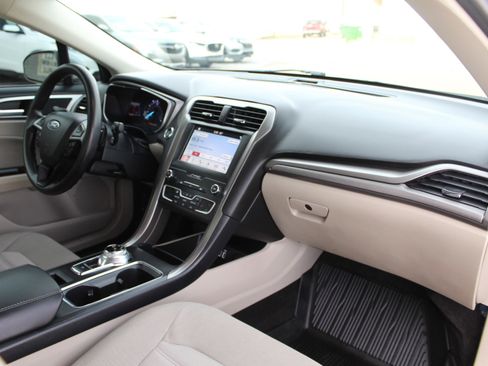 Used 2019 Ford Fusion SE image 15