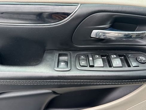Used 2019 Dodge Grand Caravan SXT FWD image 12