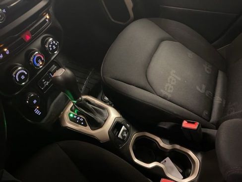 Used 2017 Jeep Renegade Latitude w/ Cold Weather Group AWD/4WD image 14