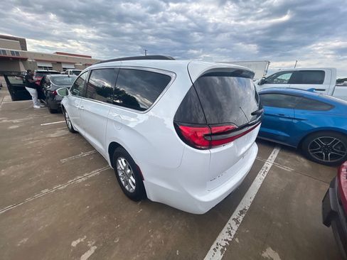 Used 2022 Chrysler Pacifica Touring-L FWD image 2