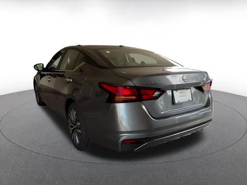 Used 2025 Nissan Altima 2.5 SV FWD image 10