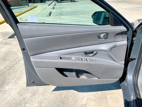 Used 2025 Hyundai Elantra SEL FWD image 10
