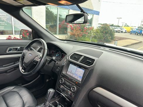 Used 2017 Ford Explorer XLT w/ Equipment Group 202A AWD/4WD image 12
