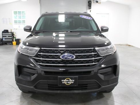 Used 2023 Ford Explorer XLT AWD/4WD image 3