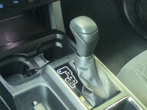 Used 2017 Toyota Tacoma TRD Sport AWD/4WD image 18