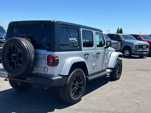 Used 2023 Jeep Wrangler Unlimited Sahara w/ Cold Weather Group AWD/4WD image 3