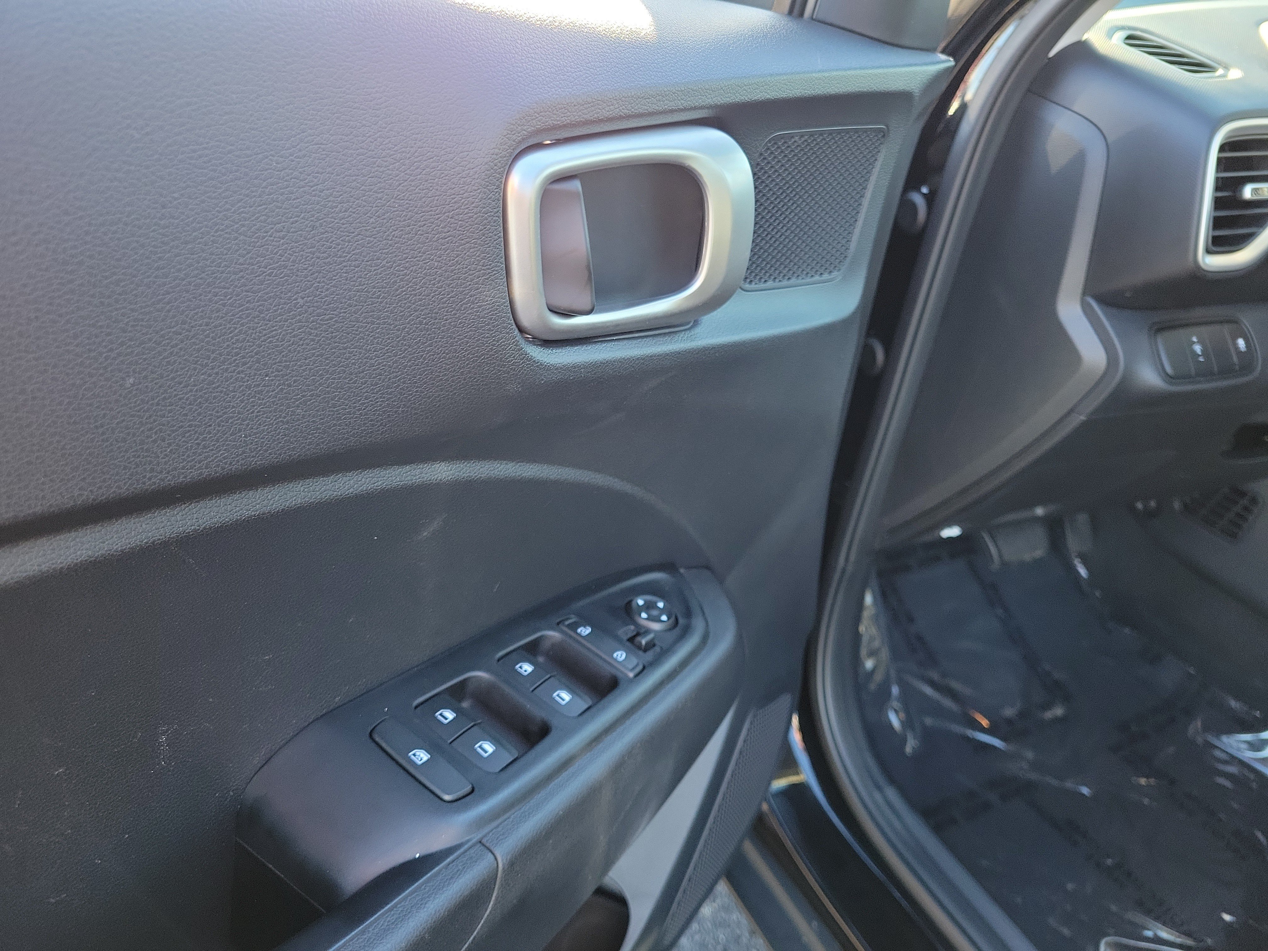 Used 2025 Hyundai Venue SE FWD image 18