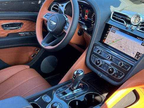 Used 2025 Bentley Bentayga image 2