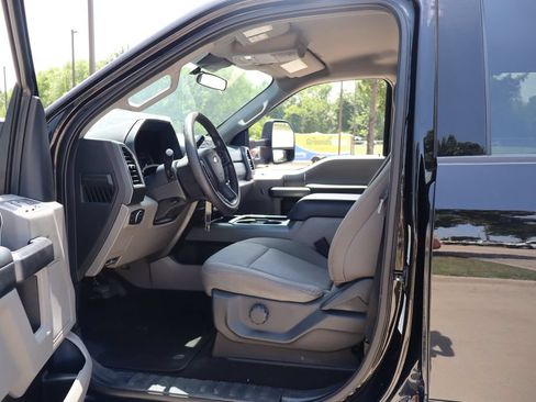 Used 2022 Ford F250 XLT w/ Black Appearance Package AWD/4WD image 23
