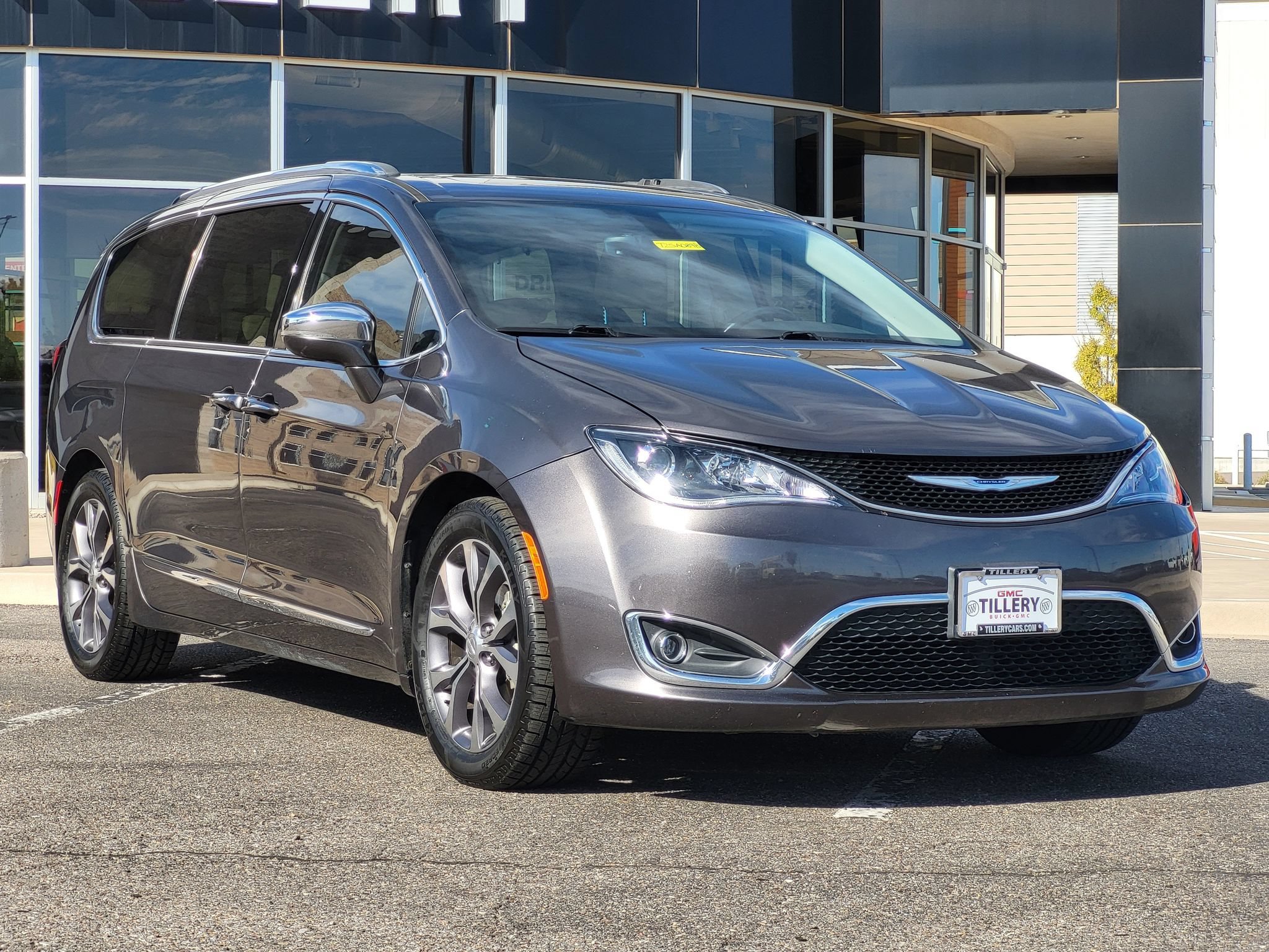Used 2017 Chrysler Pacifica Limited w/ Tire & Wheel Group FWD image 2