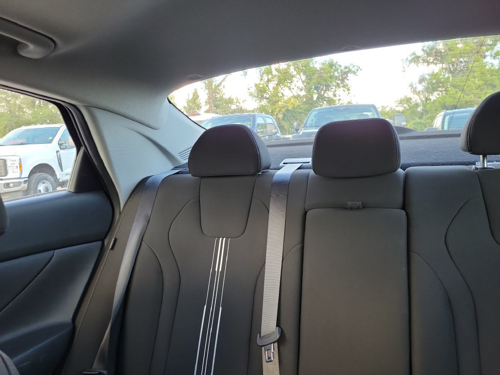 Used 2025 Hyundai Elantra SEL FWD image 13