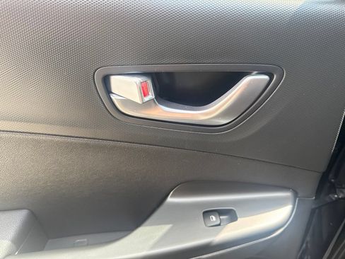 Used 2023 Hyundai Kona Limited AWD/4WD image 18