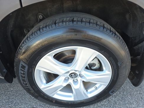 Used 2024 Toyota Highlander LE image 6