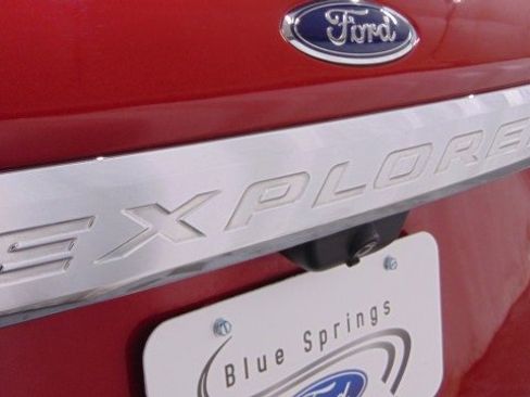 Used 2022 Ford Explorer XLT w/ Equipment Group 202A image 5