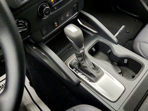 Used 2025 Nissan Frontier SV AWD/4WD image 16