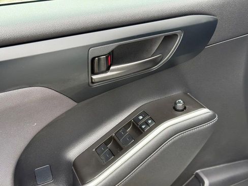 Used 2023 Toyota Highlander LE FWD image 19