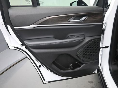 New 2026 Jeep Grand Cherokee Laredo image 14