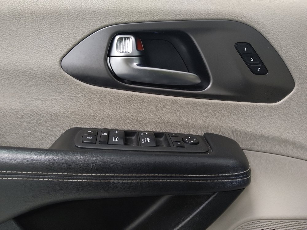 Used 2021 Chrysler Pacifica Touring-L FWD image 27