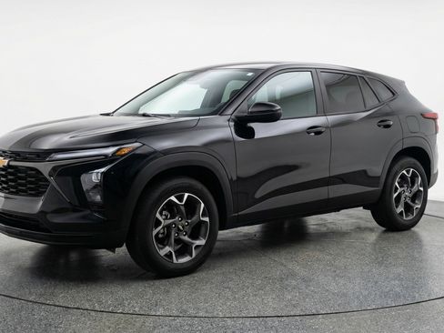 Used 2025 Chevrolet Trax LT w/ LT Convenience Package FWD image 3
