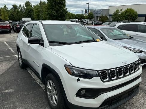 Used 2024 Jeep Compass Latitude AWD/4WD image 3