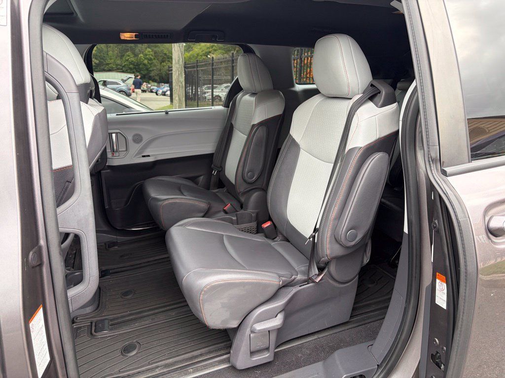 Used 2021 Toyota Sienna XSE w/ XSE Plus Package AWD/4WD image 3