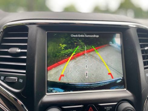 Used 2018 Jeep Grand Cherokee Overland AWD/4WD image 15