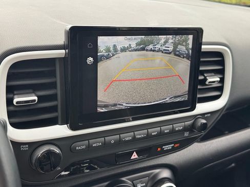 Used 2022 Hyundai Venue Limited FWD image 18