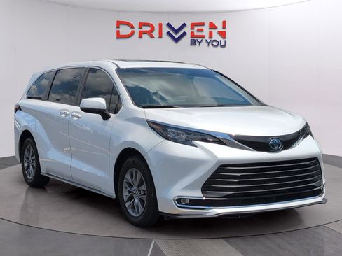 Used 2024 Toyota Sienna XLE FWD image 7