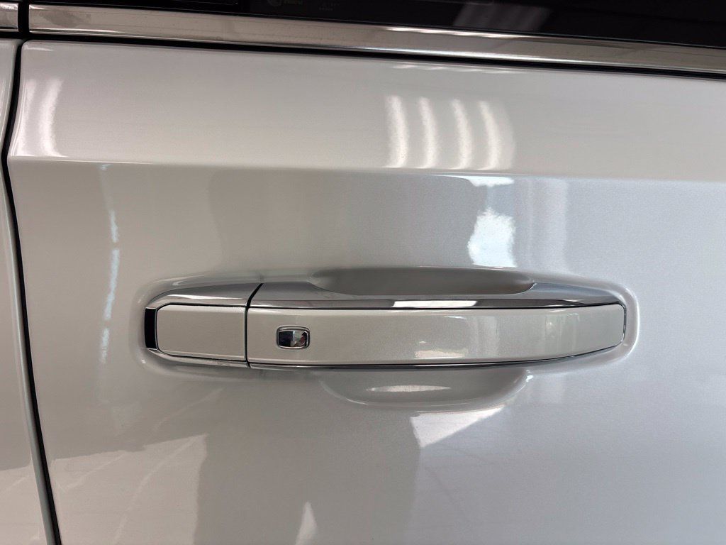 Used 2025 GMC Yukon Denali Ultimate w/ LPO, Floor Liner Package AWD/4WD image 12