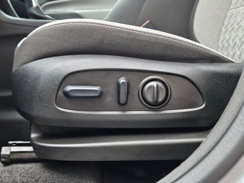 Used 2023 Chevrolet Equinox LT w/ Driver Convenience Package image 20