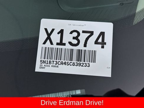 Used 2025 Nissan Rogue SL FWD image 31