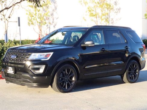 Used 2017 Ford Explorer XLT image 2