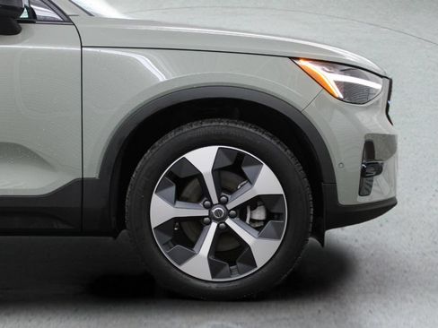 Certified 2025 Volvo XC40 B5 Plus AWD/4WD image 14