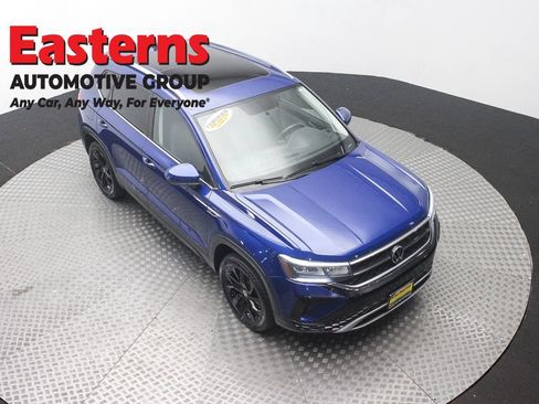 Used 2022 Volkswagen Taos SE w/ Panoramic Sunroof Package FWD image 3