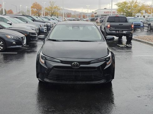 Used 2025 Toyota Corolla LE image 2