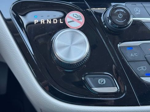 Certified 2024 Chrysler Pacifica Touring-L FWD image 36