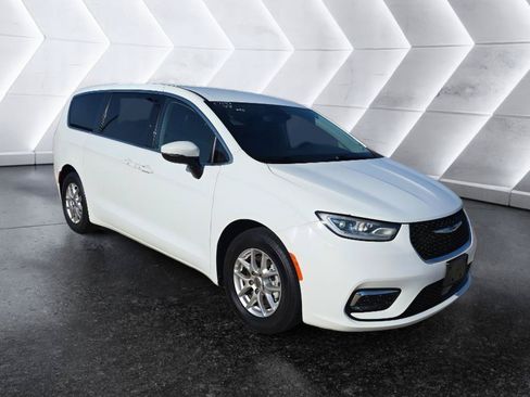 Used 2023 Chrysler Pacifica Touring-L FWD image 3