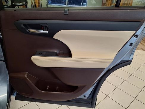 Used 2022 Toyota Highlander XLE image 13