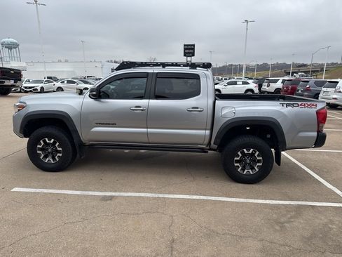 Used 2016 Toyota Tacoma TRD Off-Road image 2