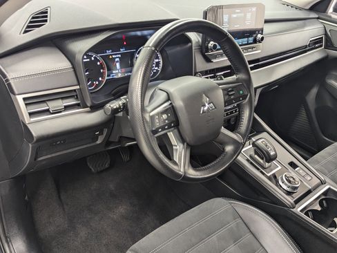 Used 2024 Mitsubishi Outlander SE image 3