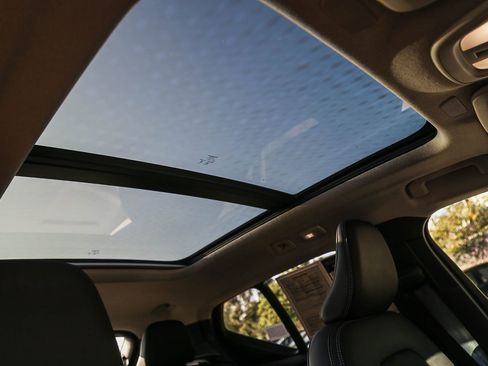 Certified 2025 Volvo XC40 B5 Ultra image 18