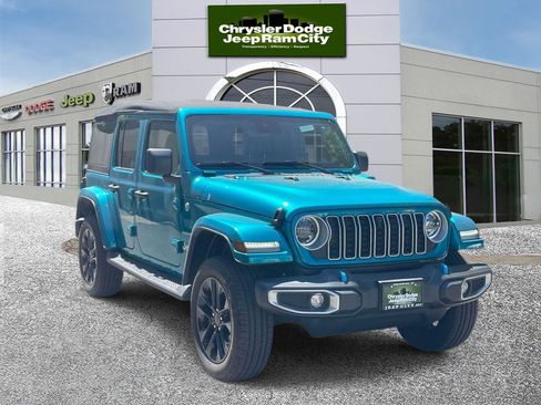 Used 2024 Jeep Wrangler Unlimited Sahara w/ Technology Group AWD/4WD image 4