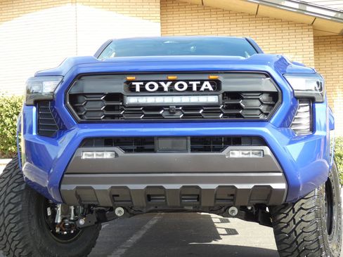 Used 2025 Toyota Tacoma SR5 image 17