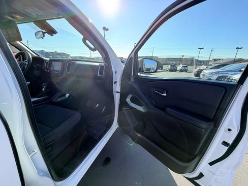Used 2023 Nissan Frontier SV image 23